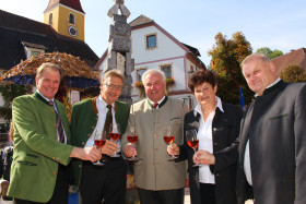Von links: LAbg. Bgm. Erwin Dirnberger, Bgm. Johann Nestler, LH Hermann Schützenhöfer, Vzbgm. Magdalena Sagmeister, GK Johann Langmann